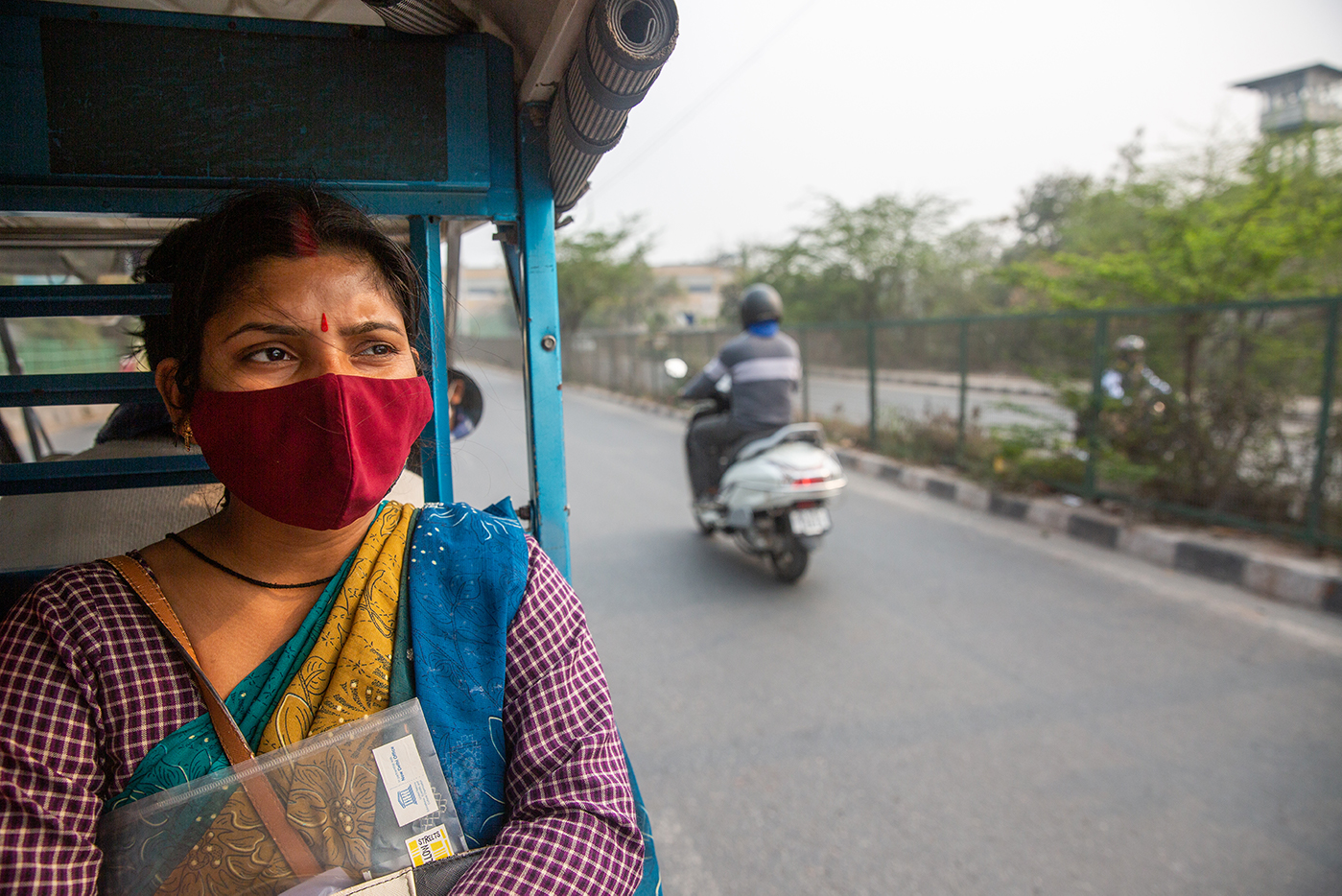 ©Gates Archive/Mansi Midha / Caption: Sangam Devi makes her way home in an auto rickshaw after attending a teachers training program  in New Delhi, India on February 18, 2021. Sangam's new employment status has given her great encouragement and confidence to go about her daily life.
